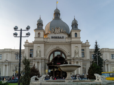 Dojechaliśmy około 16:30 Dworzec kolejowy we Lwowie