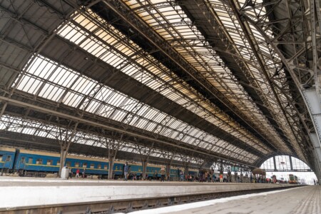 Hala z peronami robi wrażenie Lwów dworzec kolejowy